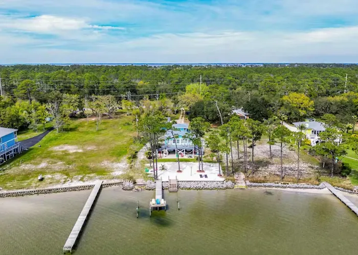 Waterfront With Private & Hot Tub Holiday home Gulf Shores