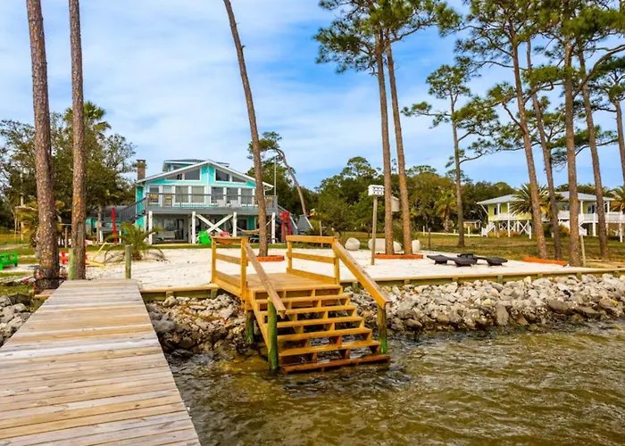 Waterfront With Private & Hot Tub Holiday home Gulf Shores