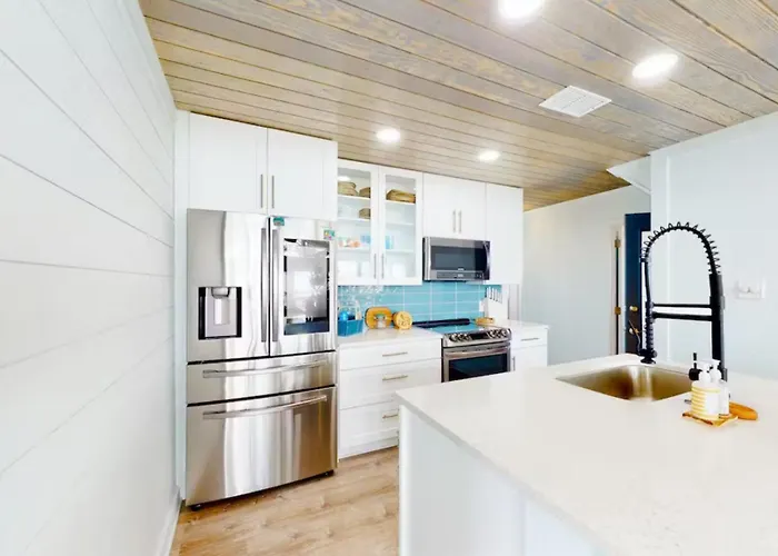 Waterfront With Private & Hot Tub *