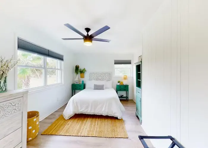 Waterfront With Private & Hot Tub Holiday home Gulf Shores