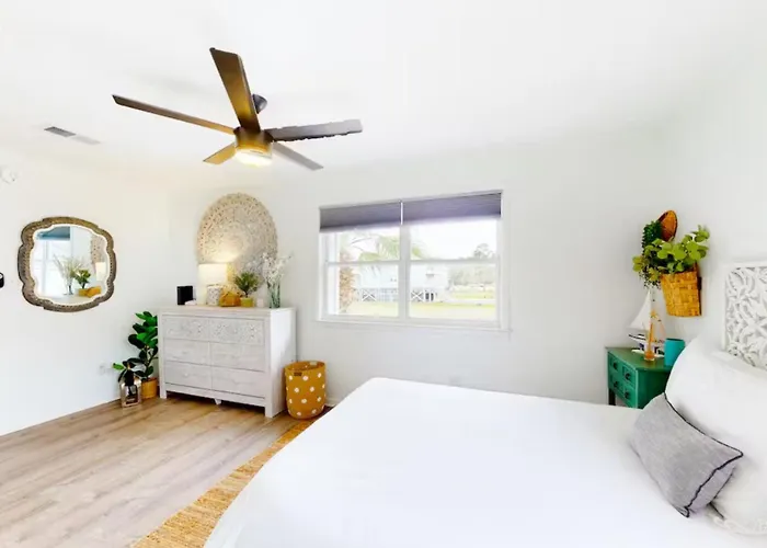 Waterfront With Private & Hot Tub * Gulf Shores