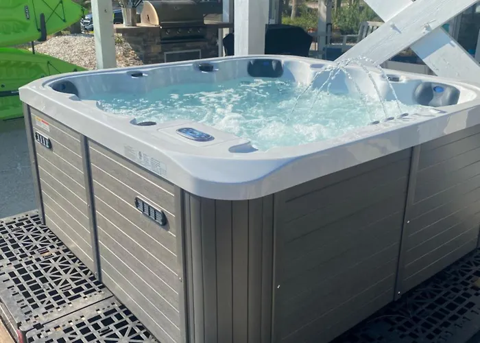 Waterfront With Private & Hot Tub Holiday home *